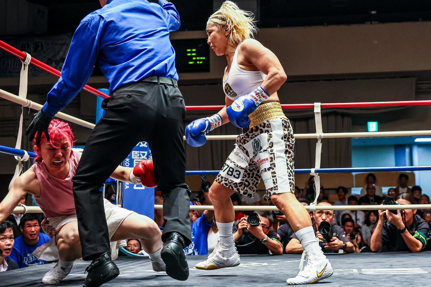 山本美憂の強烈な右で田口智香が崩れ落ち、レフェリーが試合をストップした瞬間 ©Susumu Nagao