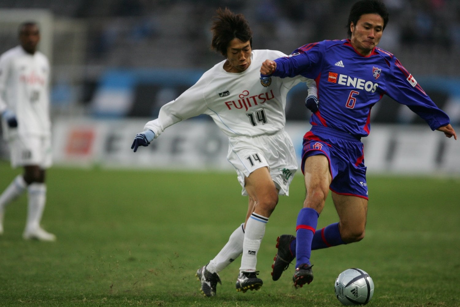 中村厳しくマークするMF今野泰幸　©︎J.LEAGUE