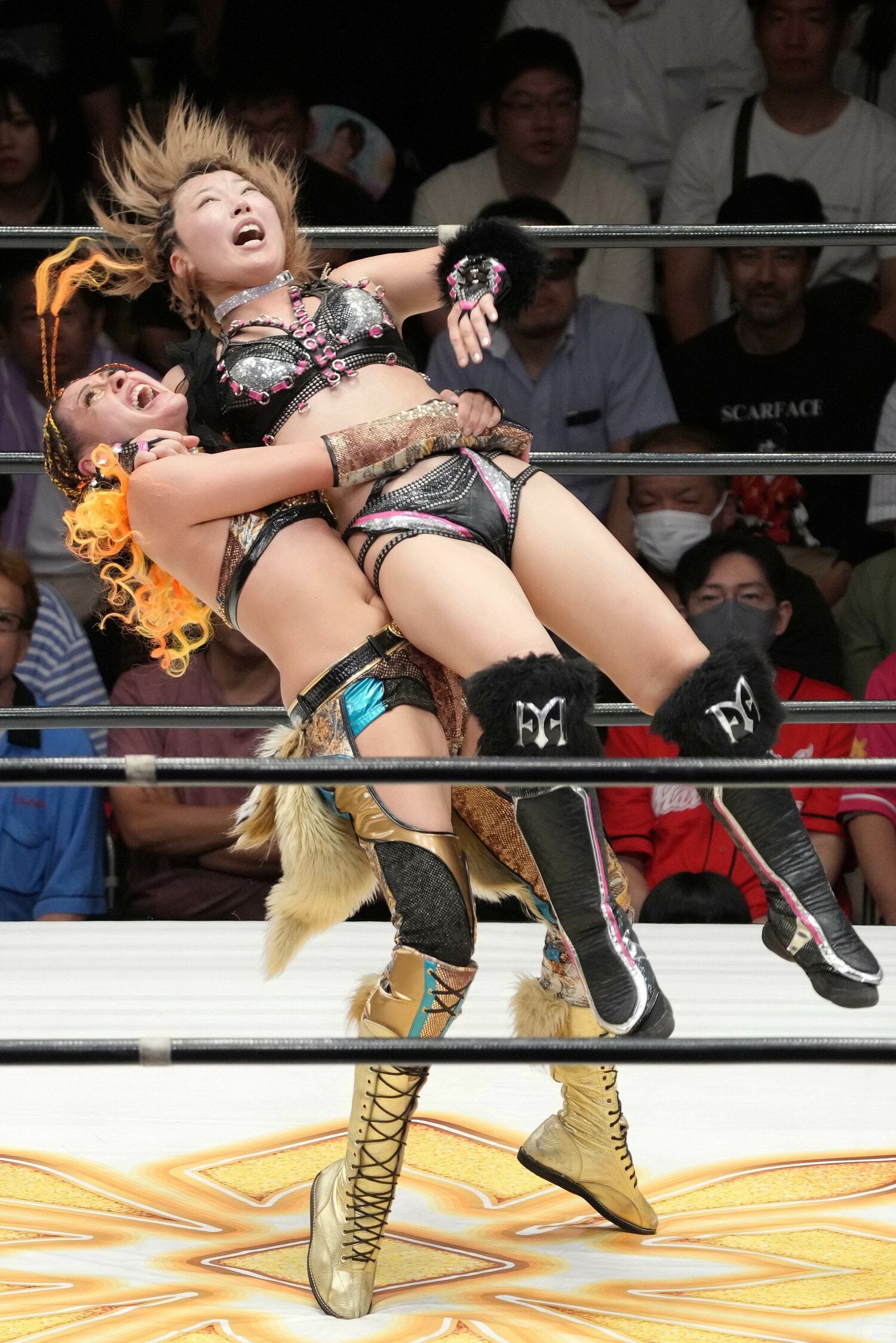 桜井麻衣をバックドロップで投げるジュリア　©Masashi Hara