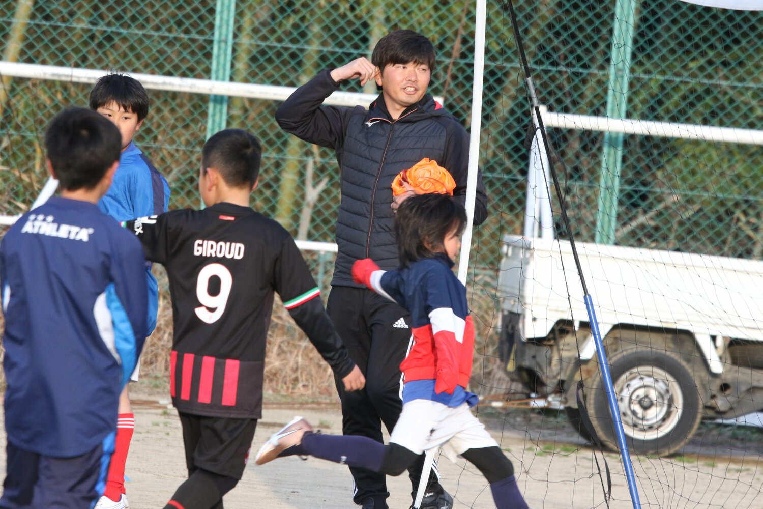 現在は小学生や幼稚園児にサッカーを教えている市丸瑞希　©️Takahito Ando