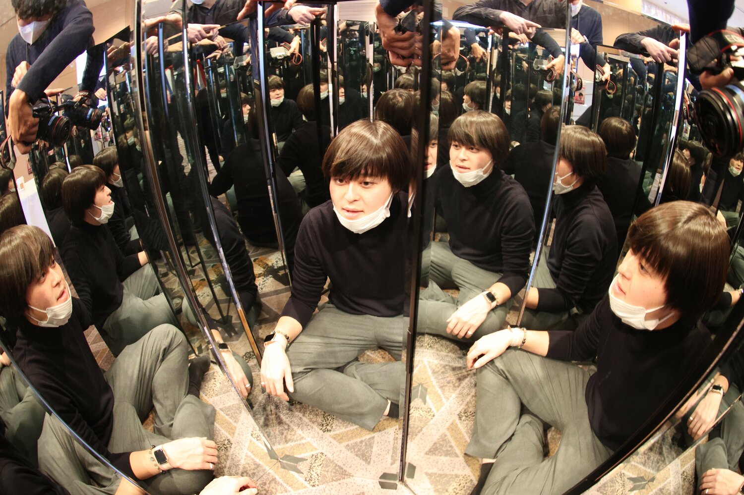 鏡を集めてのテストカット、モデルは河野さん 写真はスポーツニッポン写真映像部提供