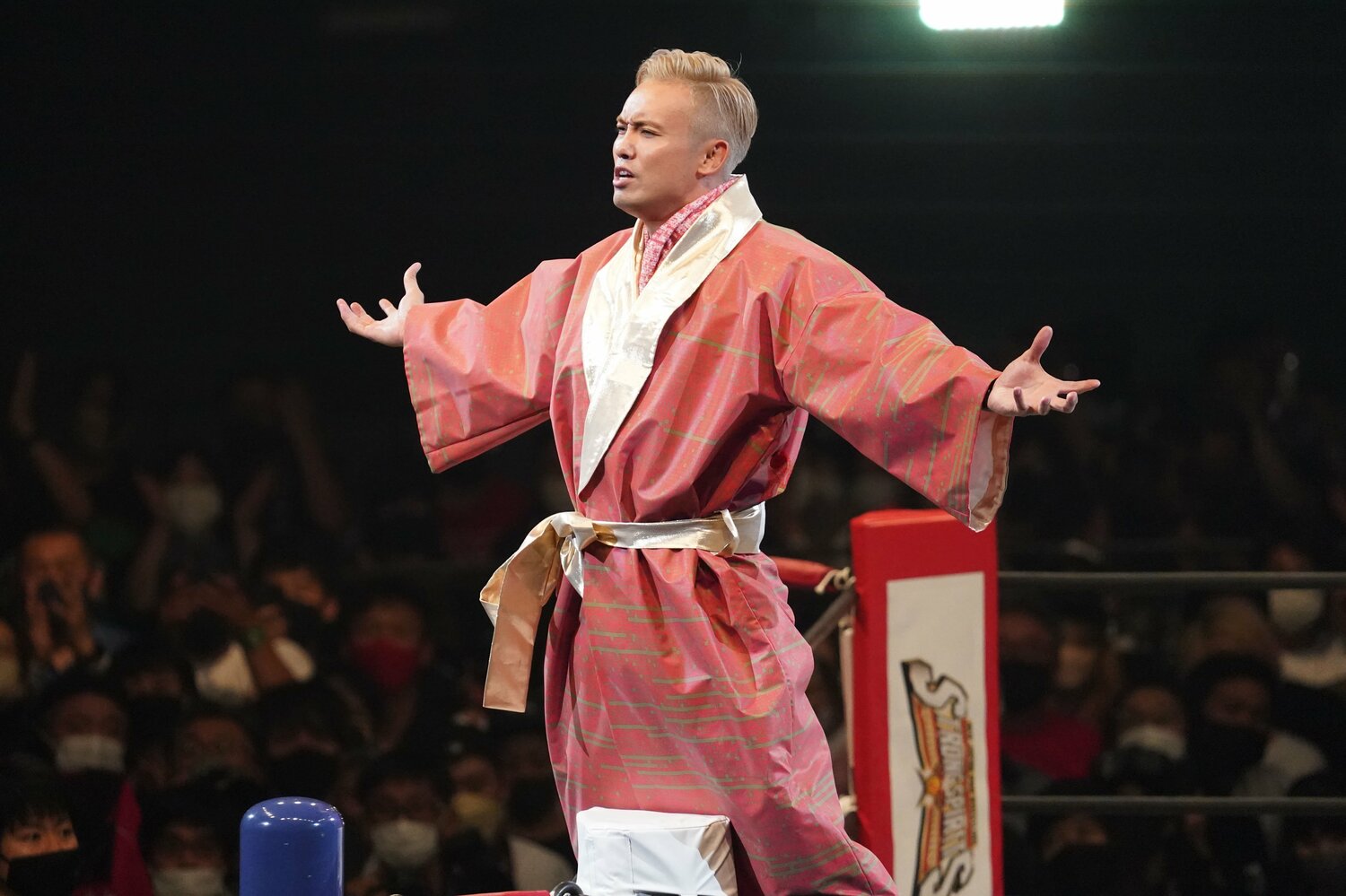 新日本プロレスの歴史が刻まれた赤いガウンで入場したオカダ・カズチカ