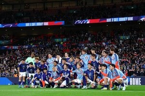 「ザックにトルシエ、岡崎も現場に」取材記者が鳥肌“NHKに映らない”イングランド撃破舞台ウラ