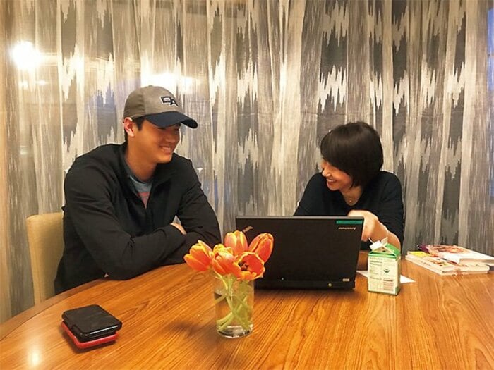 大谷翔平が質問「卵のたんぱく質と牛乳のカゼインの違いは何ですか?」 自主トレに帯同した管理栄養士が語る“大谷の食哲学”<Number Web> photograph by meiji