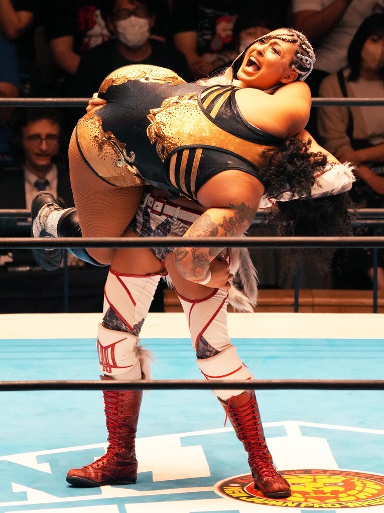 ナイチンゲールを持ち上げるジュリア　©Essei Hara