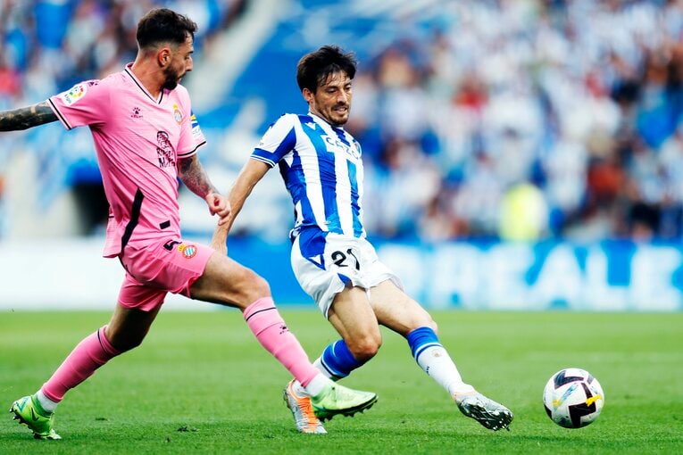 「KUBOコール」や「武房、シャツくれませんか」日本語メッセージの少年、猛プレスに感謝のハグ…“久保建英リーガ100戦目の進化”を撮った(22)