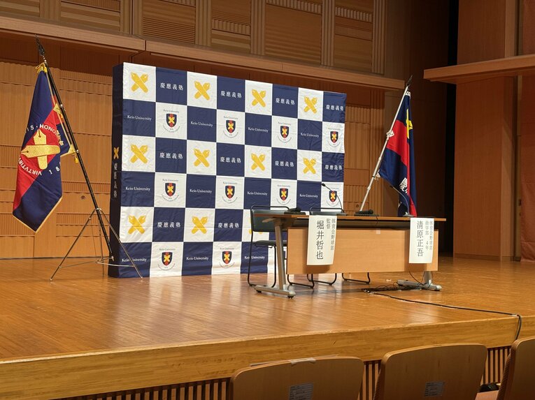 10月24日、ドラフト会議当日の様子（慶應大の会見場）　©Yuji Yanagawa