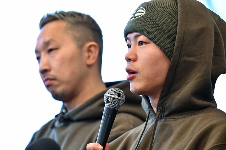 一夜明け会見で質問に答える那須川天心。写真奥は粟生隆寛トレーナー　©Hiroaki Yamaguchi