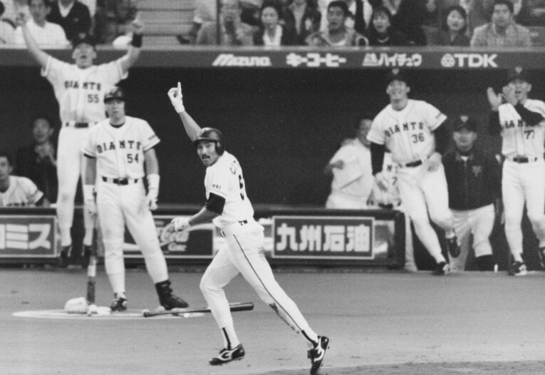 1994年、西武との日本シリーズ第6戦。8回裏、駄目押しのソロホーマーを放ち大喜びのコトーと巨人ベンチ　©KYODO
