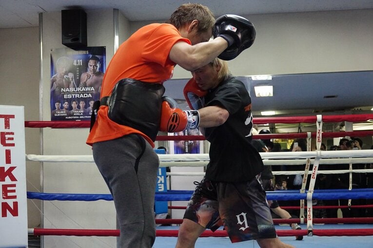 公開練習でミットを持つ葛西裕一トレーナーに左ボディを放つ那須川天心　©Koji Fuse