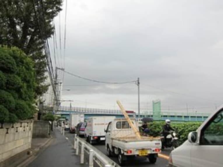 ウン十年前と変わらず、玉堤通りは今日も渋滞