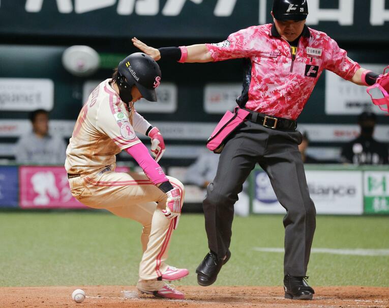 【連続写真】本盗の決定的瞬間「アウトと言われても感覚的にリクエストをしたらセーフかなと」　©KYODO