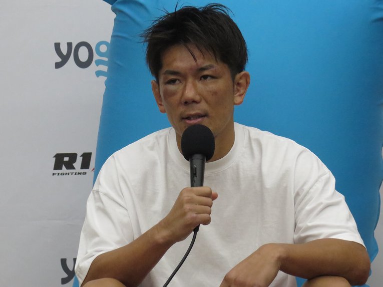 インタビューに答える皇治©布施鋼治