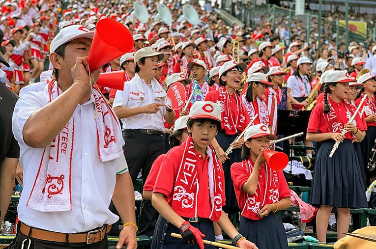 戦況をつぶさに読み、「ジョックー！！」と”魔曲”『ジョックロック』の演奏指示を出す、智弁和歌山応援団顧問の坂上寿英氏（2019年撮影） ／ photograph by Yukiko Umetsu