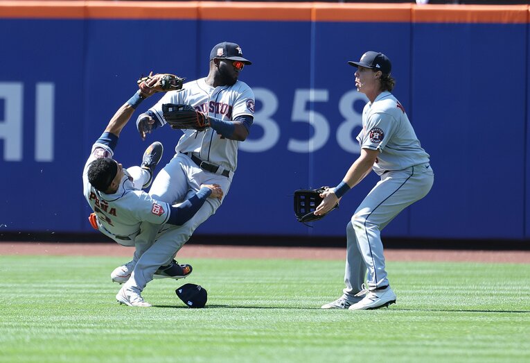 6月29日の試合でアルバレス（中央）は味方野手と交錯し、負傷交代。7月1日のエンゼルス戦は欠場した　©Getty Images