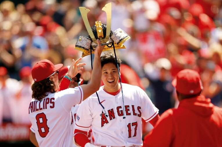 ホームランを放ちエンゼルスのチームメイトから兜セレブレーションを受ける大谷翔平 ／ photograph by Yukihito Taguchi