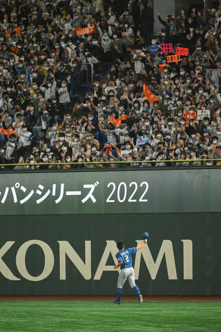 スタンドのファンに挨拶する杉谷　©Nanae Suzuki