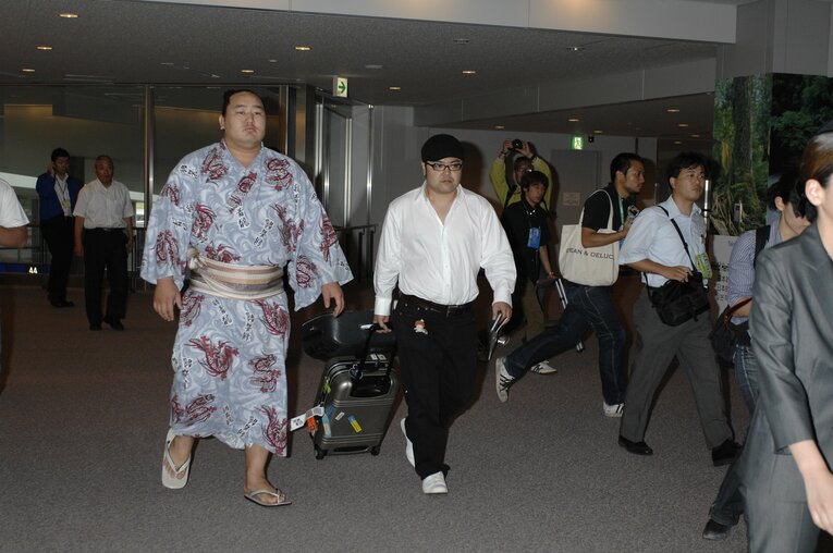 “草サッカー騒動”での帰国時　©BUNGEISHUNJU