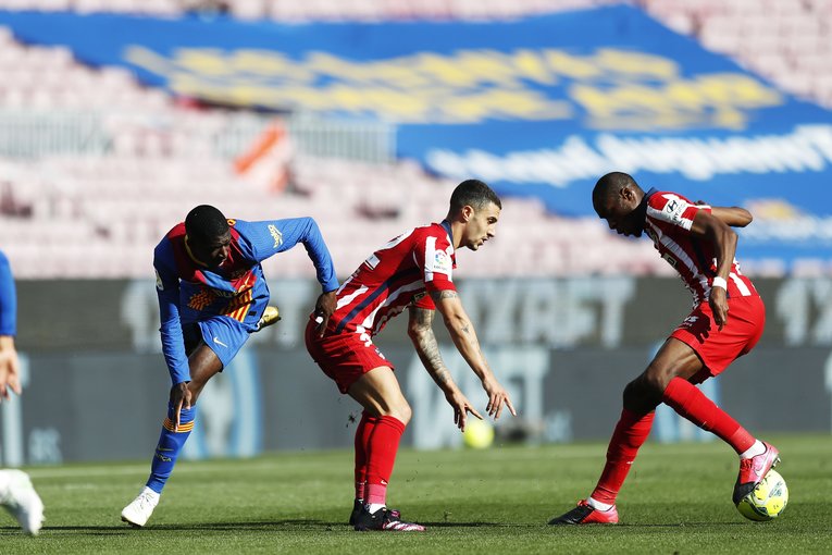 デンベレの突破を止めるアトレティコの守備©Daisuke Nakashima