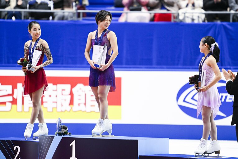 全日本選手権表彰式、8歳年上の坂本に声をかけられる島田 ©Asami Enomoto