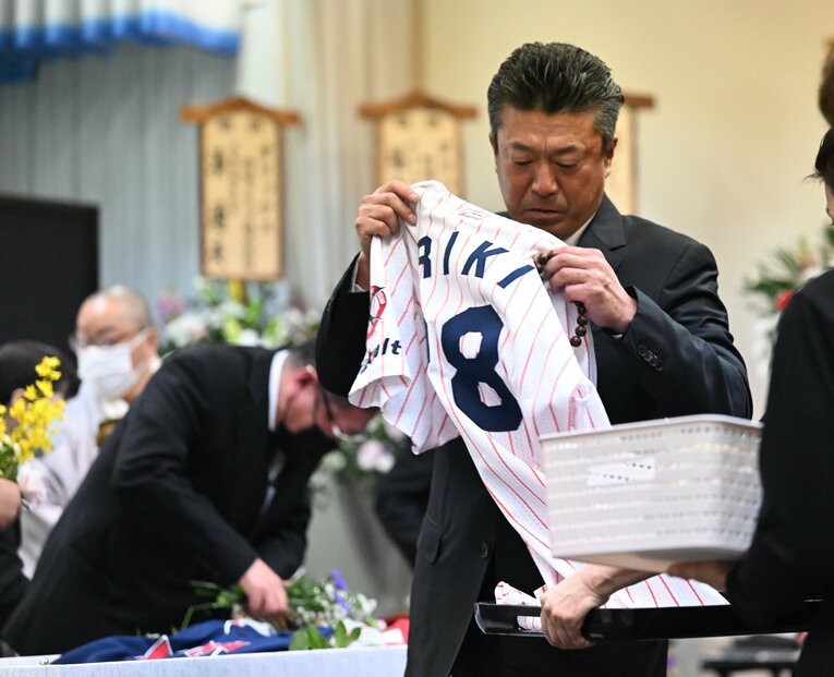 入来智さん告別式。兄のユニフォームを棺に入れる弟・祐作（オリックス投手コーチ）©︎Sankei Shimbun
