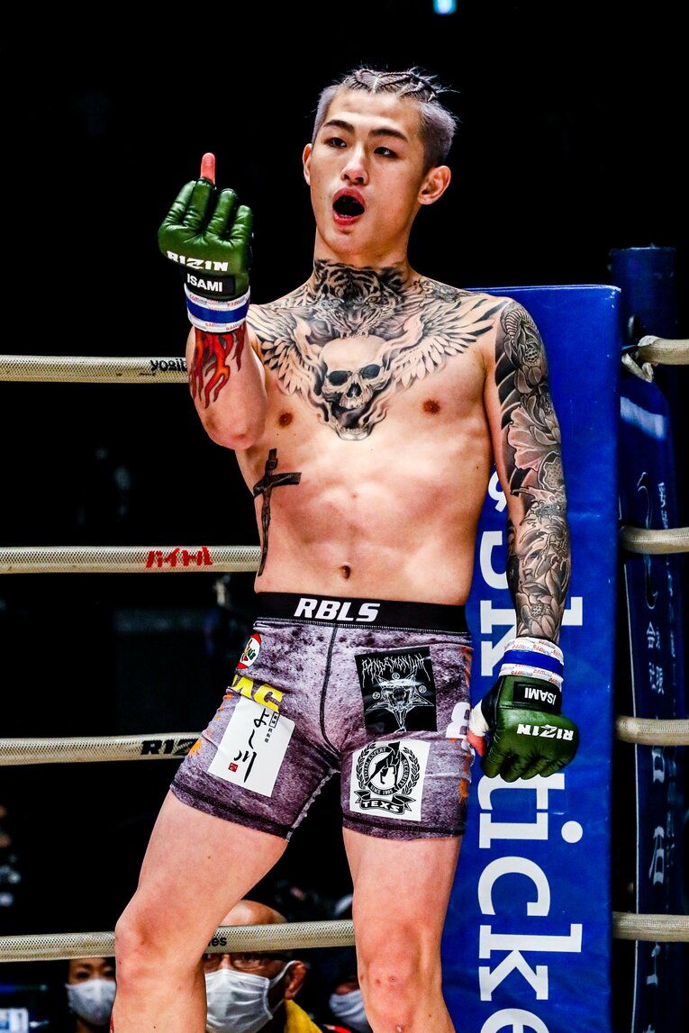 不敵に中指を立てる平本蓮。朝倉未来とSNS上でたびたび舌戦を繰り広げている　©RIZIN FF Susumu Nagao