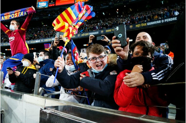 シャビ新監督41歳は暗黒バルサを救えるか 《メッシとの黄金連係・涙を撮ったカメラマン》が就任会見・初采配に見た“希望”とは(36)