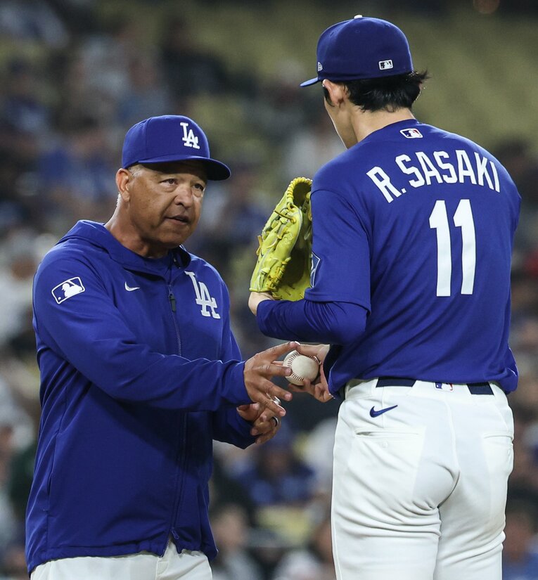 佐々木の開幕ローテ入りを明言しているロバーツ監督　©Getty Images