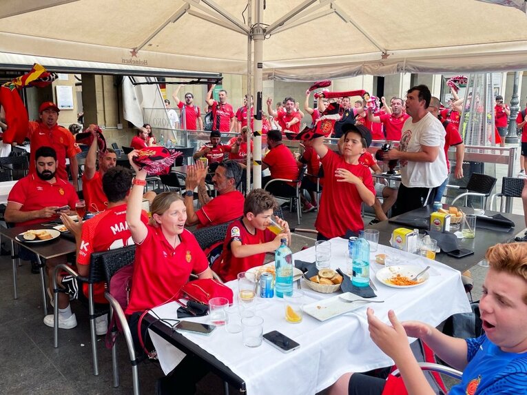 久保建英がGK姿？奇跡の残留に歓喜、“ズボンを抜いだお宝写真”も… 「苦しんだタケのリーガ3年目」をカメラマン視点で振り返る(3)