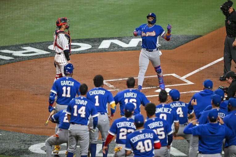 初回、甘く入ったフォーシームをとらえて先頭弾を放ったアクーニャ ©Nanae Suzuki