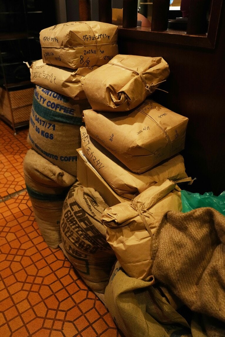 積まれたコーヒー豆の袋　©Essei Hara