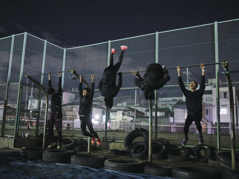 本練習を終えて学校に戻ると鉄棒を使った補強も。「全身をまんべんなく鍛えられる」と難波は言う　©Yuki Suenaga