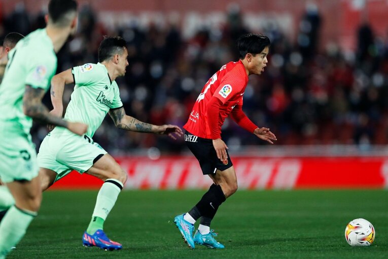 久保建英の“劇的決勝ゴール後に消えた疾走”は「客席に飛び込みたかったけど高すぎて無理」だった？《カメラマンが見た真相》(20)