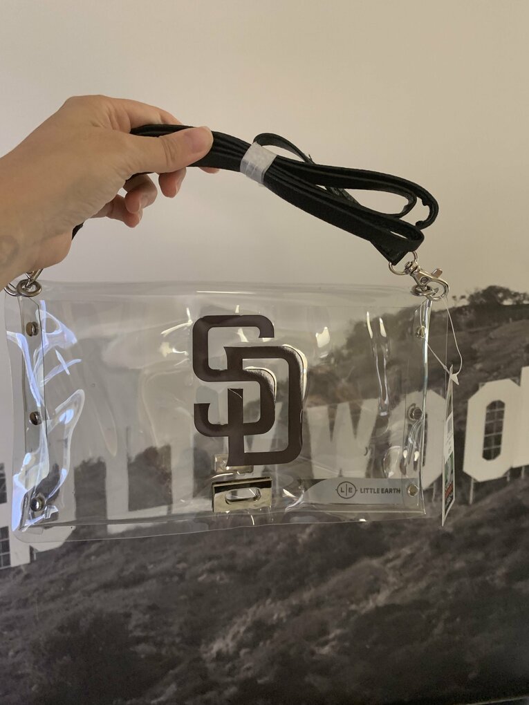 お土産に買ったクリアバッグ。観戦の必需品だ　（写真=筆者提供）