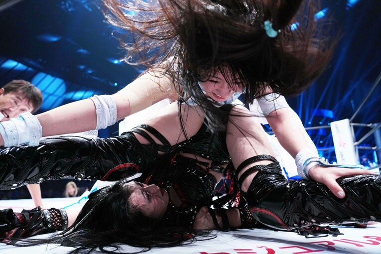 タックルから上谷沙弥を押さえ込む玖麗さやか　©Essei Hara