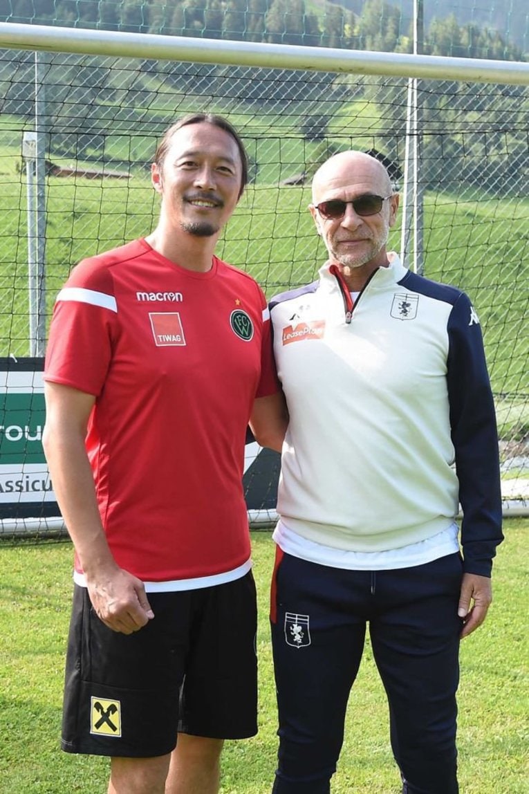 オーストリア、インスブルックIIの監督に就任したモラス将輝（左）。右はプレシーズンマッチで戦ったセリエA・ジェノアのバッラルディーニ監督と　©FC Wacker Innsbruck