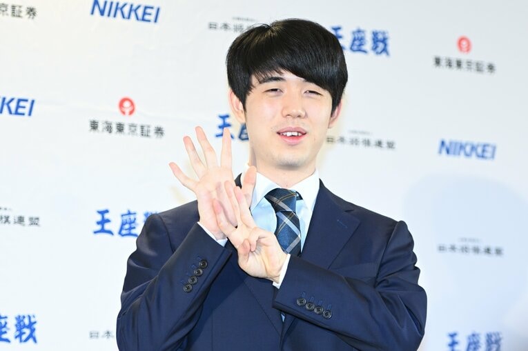 翌日はスーツ姿で会見場に現れた藤井　©Keiji Ishikawa