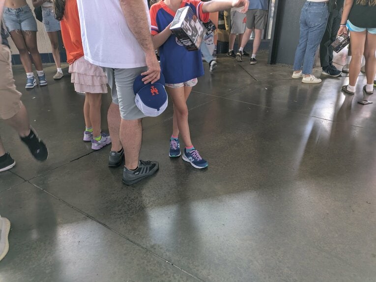 メジャー球場のコンコースで見かけたニューバランス　©Shoko Mizutsugi