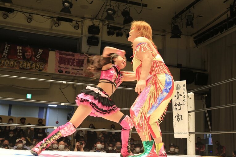 緊張したというデビュー戦。井上京子相手に懸命に立ち向かった　©ワールド女子プロレス・ディアナ