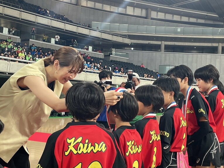 メダルを渡す木村沙織。子どもたちも嬉しそうに会話をしていた（筆者撮影）
