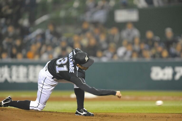 ロッテで球界屈指のサブマリンとして活躍した父・俊介さん　©︎BUNGEISHUNJU