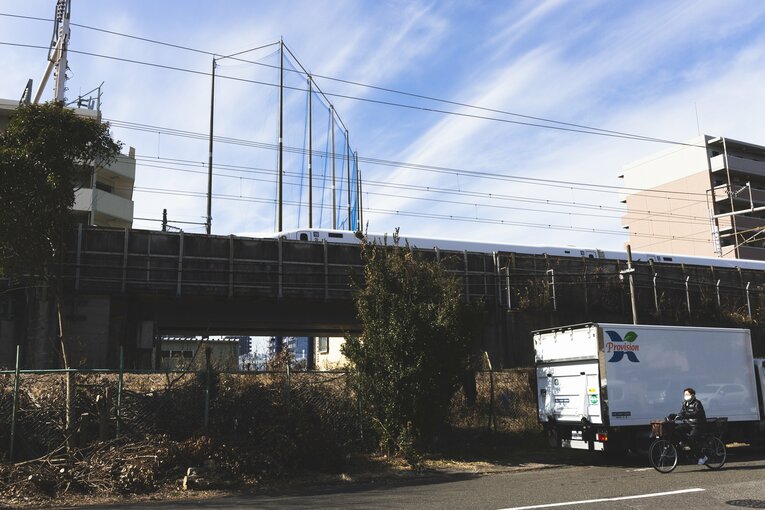 新幹線の高架が見えてきた。奥にあるのがナゴヤ球場のネット