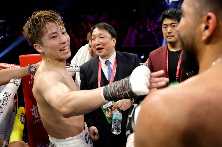 試合後、カルデナスと健闘を称え合った井上尚弥 ／ photograph by Steve Marcus/Getty Images