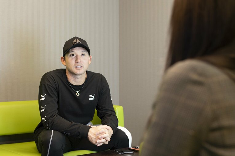 インタビューにこたえる杉谷拳士　©︎Miki Fukano