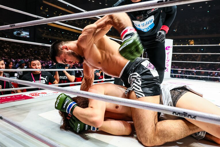 嵐のようなパウンドを連打するシェイドゥラエフ（2枚目／全6枚） ©RIZIN FF Susumu Nagao