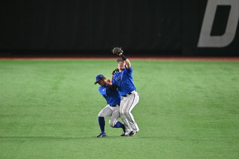 日本シリーズ第4戦、牧秀悟と交錯する桑原将志　©Hideki Sugiyama