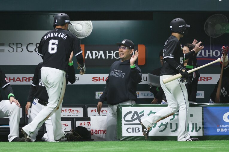 西川史礁（左）らを迎えるロッテの吉井理人監督　©︎JIJI PRESS