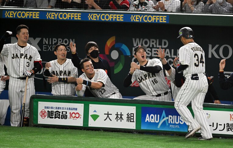 ペッパーグラインダーで吉田正尚を出迎える大谷翔平　©Getty Images