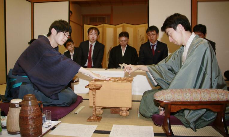2018年度の王座戦第5局（斎藤慎太郎八段と中村太地七段）（c）Kyodo News