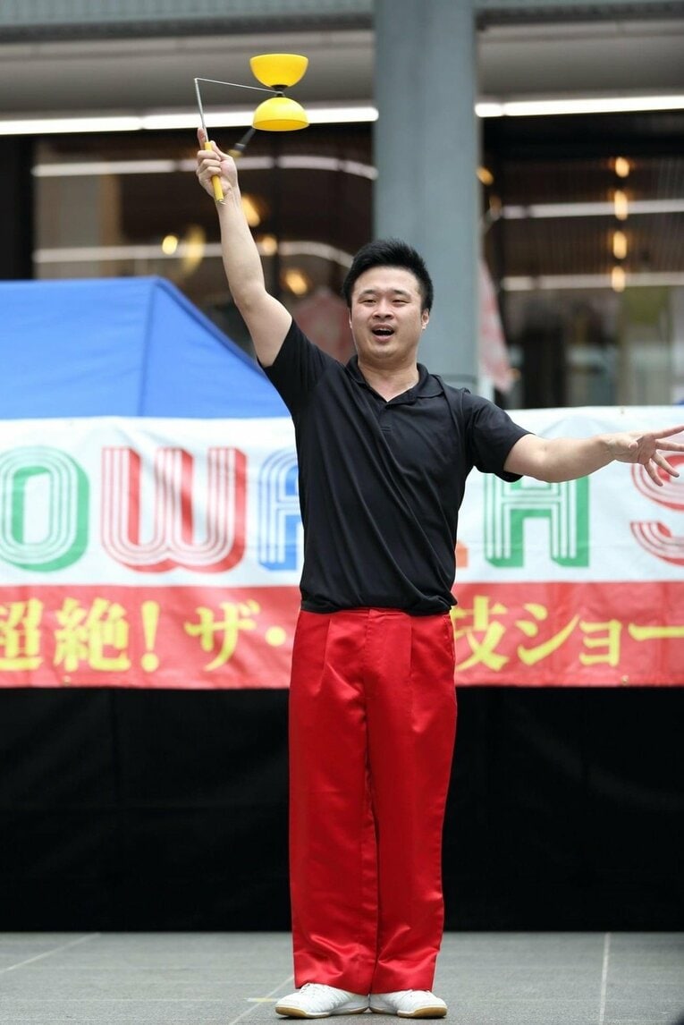 「体育館裏、彫刻刀で左腕を…」マイケルや金正恩に技を披露した大道芸人が壮絶イジメ体験を中高生に伝える理由《中3で渡米、17歳でW杯》(31)